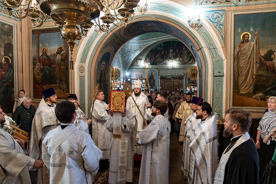 Архиерейское богослужение в Димитриевскую родительскую субботу в Успенском храме села Жилино г.о. Люберцы